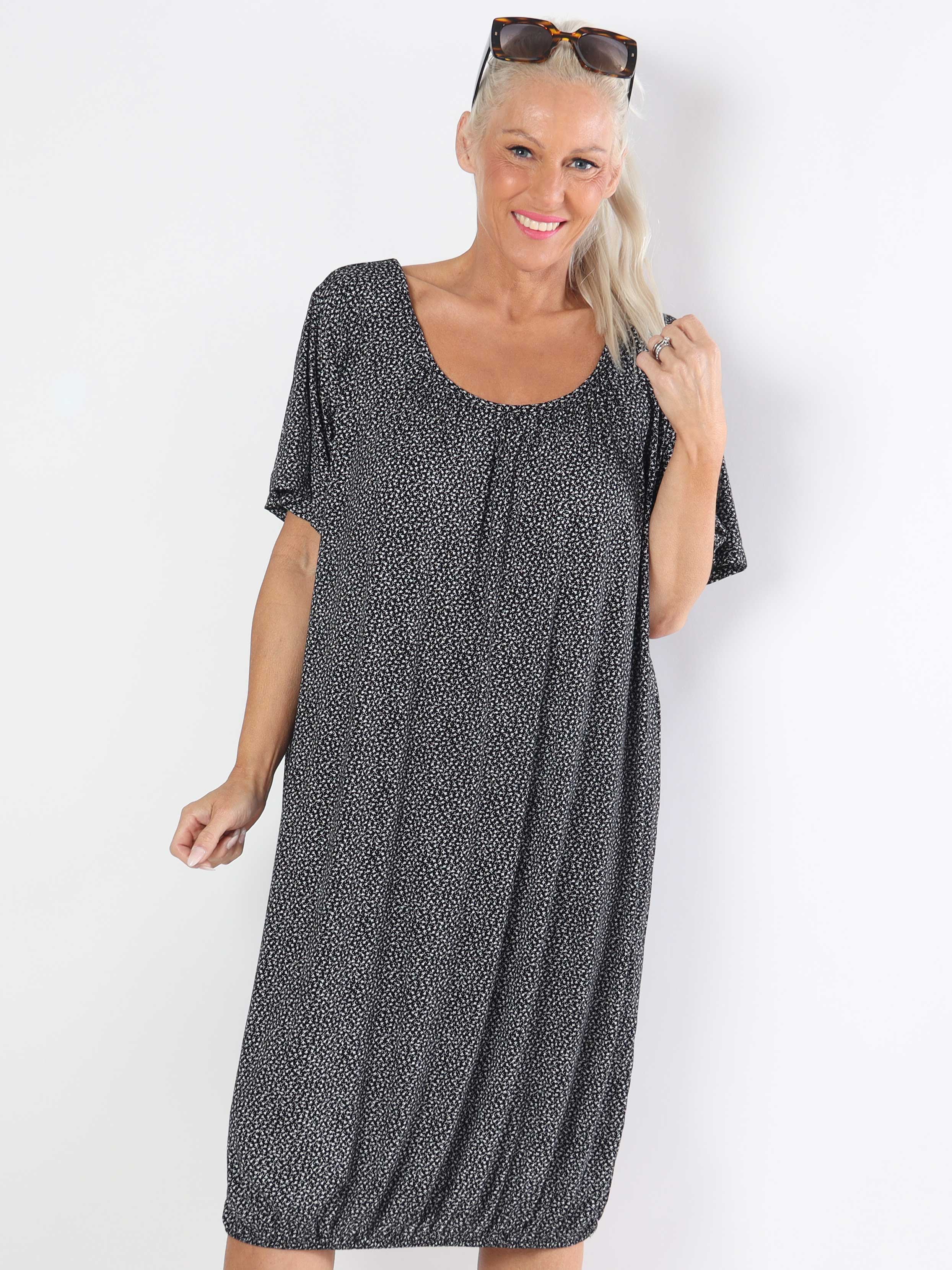 Miracle Flower Dress - Plus size kjole i viskose med elastik forneden